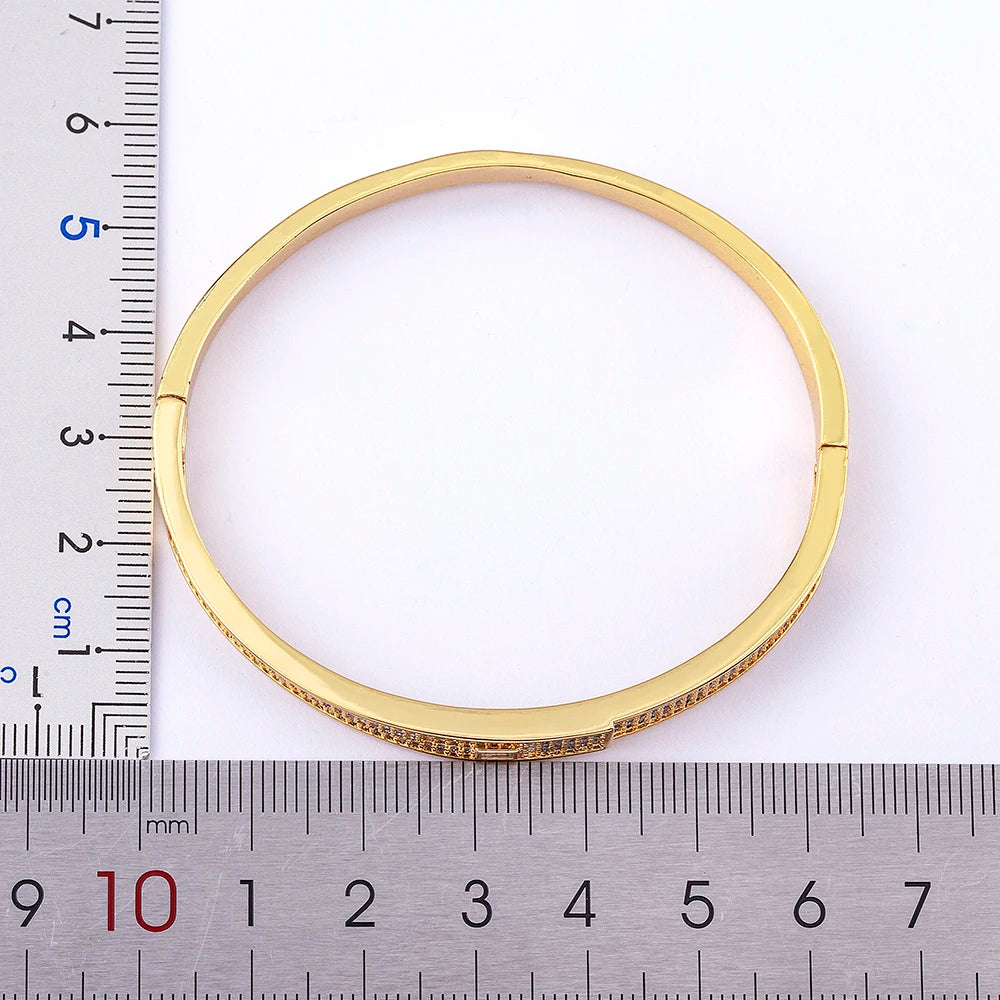 Brazalete elegante con cristales pavé de zirconia para mujer - Ideal para compromisos, bodas y ocasiones especiales.